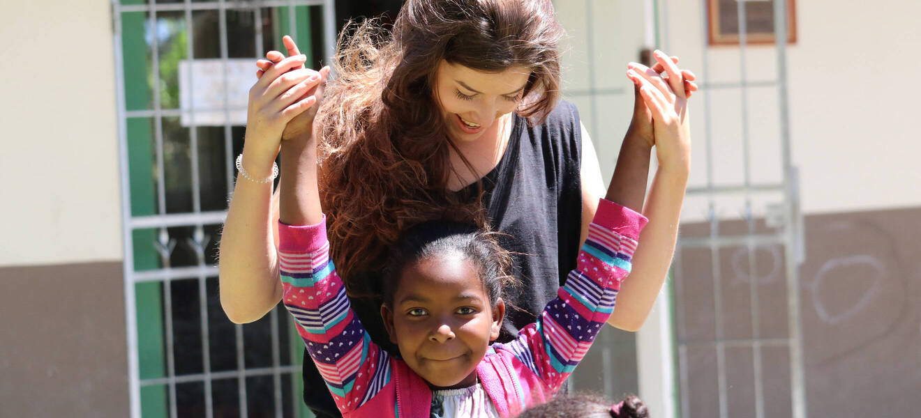 Volunteer gemeinsam mit einem Kind in Südafrika