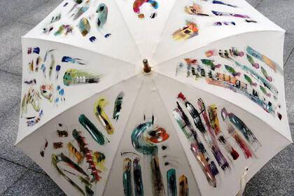 Freiwilligenarbeit in der Kunsttherapie - bemalter Regenschirm