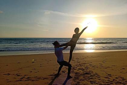 Yoga Übungen am Beach in Thailand