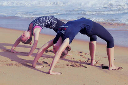 Yoga-Übungen am Strand